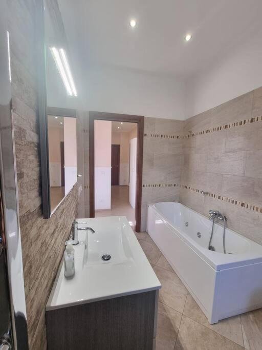 -5 Min From Bus Stop-Free Parking Rom Exterior foto