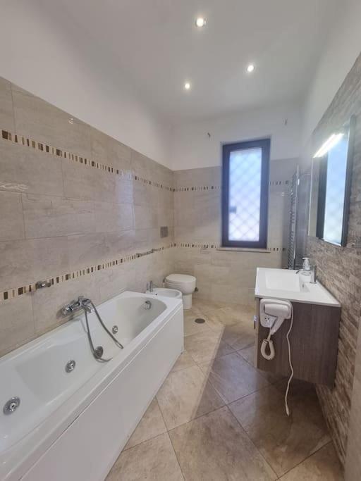 -5 Min From Bus Stop-Free Parking Rom Exterior foto